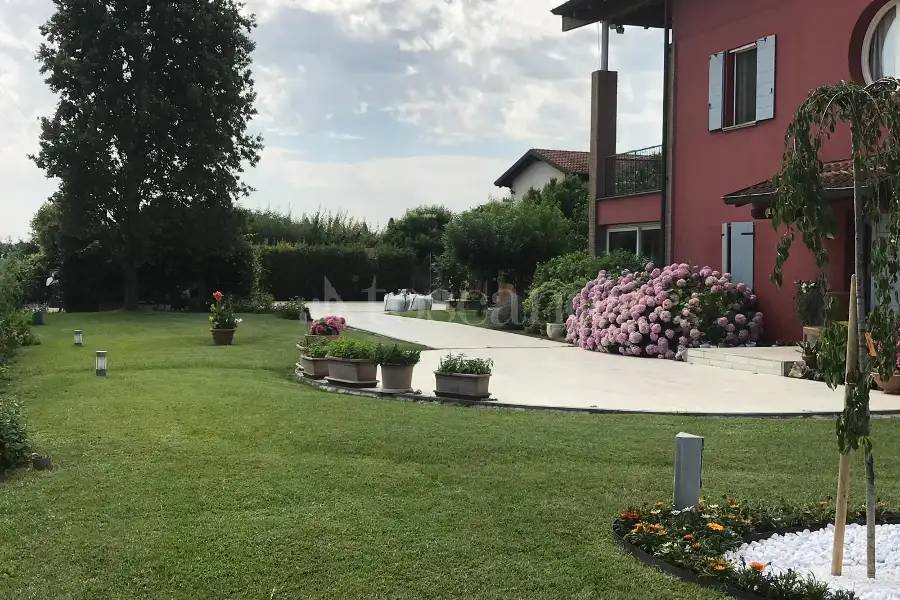 Casa Indipendente in vendita di 340 mq a €1.490.000 (rif. 24/2026)