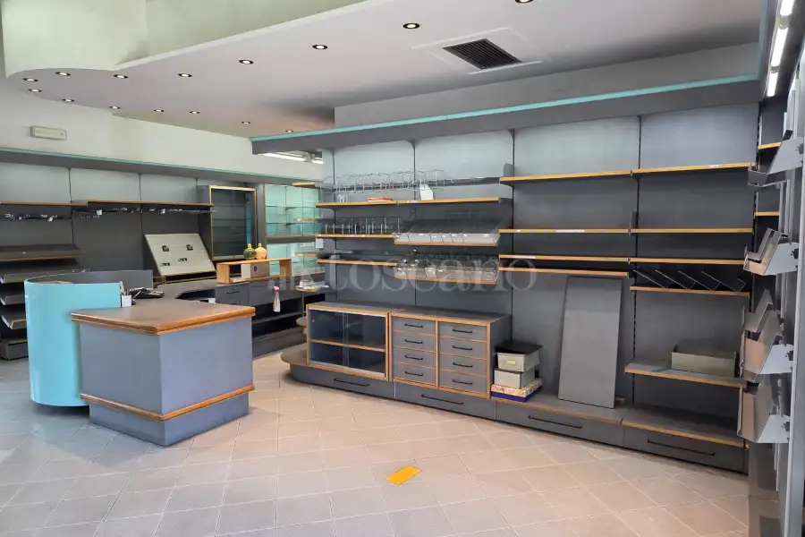 Negozio in vendita di 240 mq a €155.000 (rif. 14/2025)