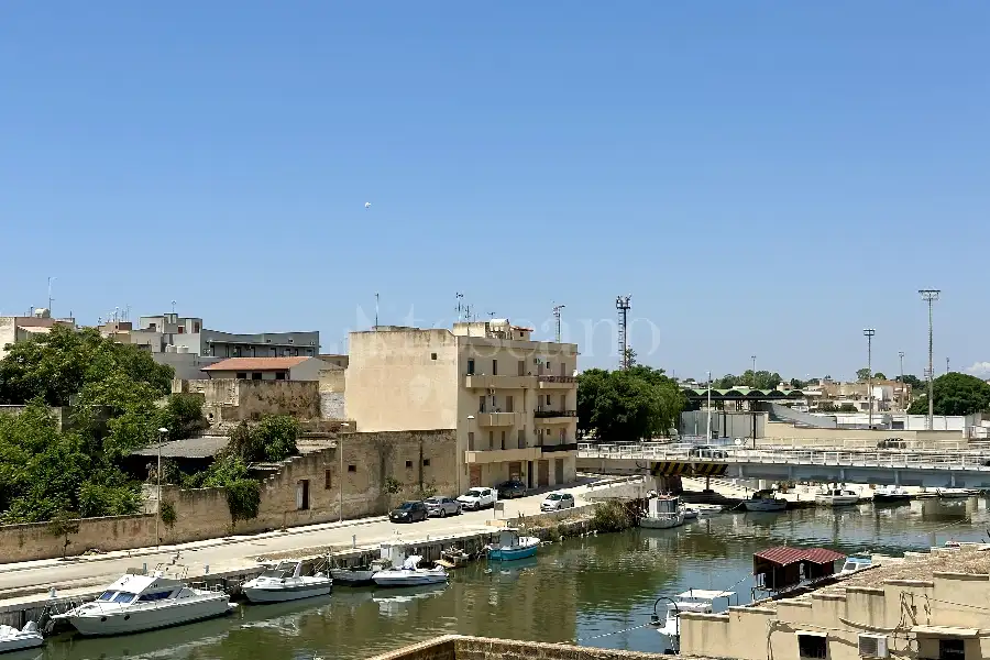 Casale in vendita di 1.300 mq a €1.350.000 (rif. 49/2026)