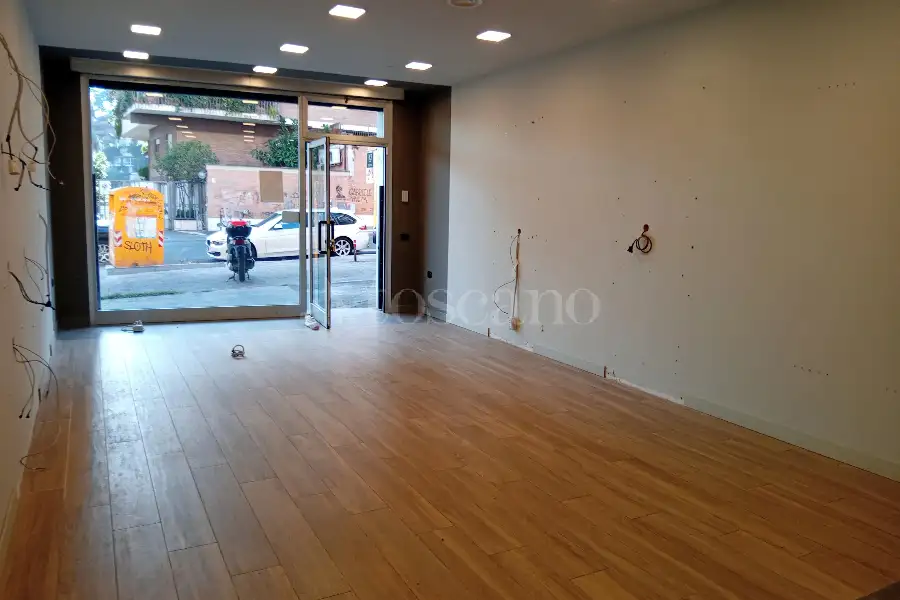 Negozio in affitto di 60 mq a €3.300 (rif. 5/2026)