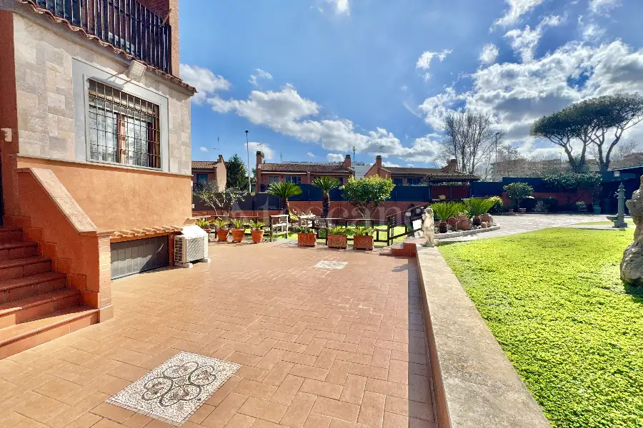 Villa Bifamiliare in vendita di 215 mq a €649.000 (rif. 10/2026)