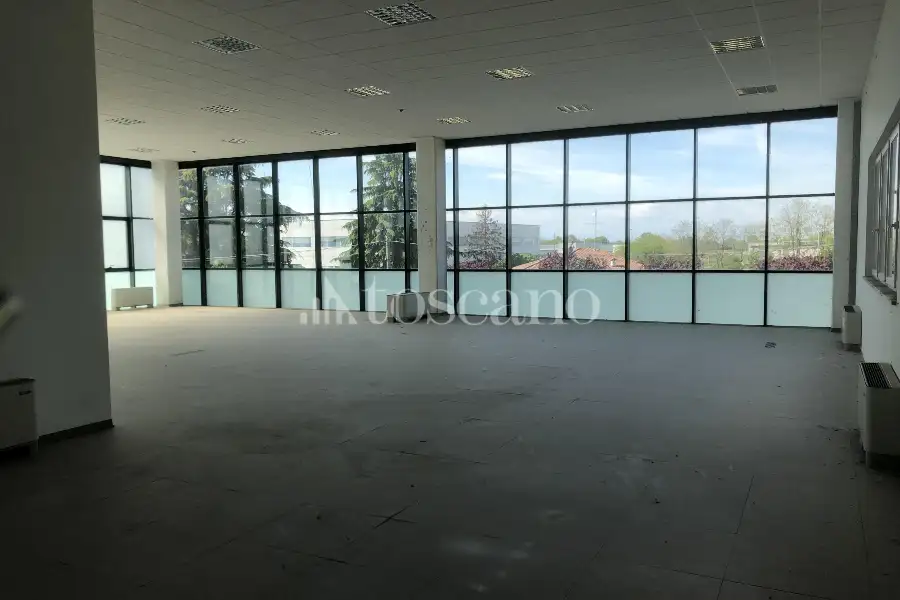 Laboratorio in vendita di 700 mq a €391,000 (rif. BL6142VE)