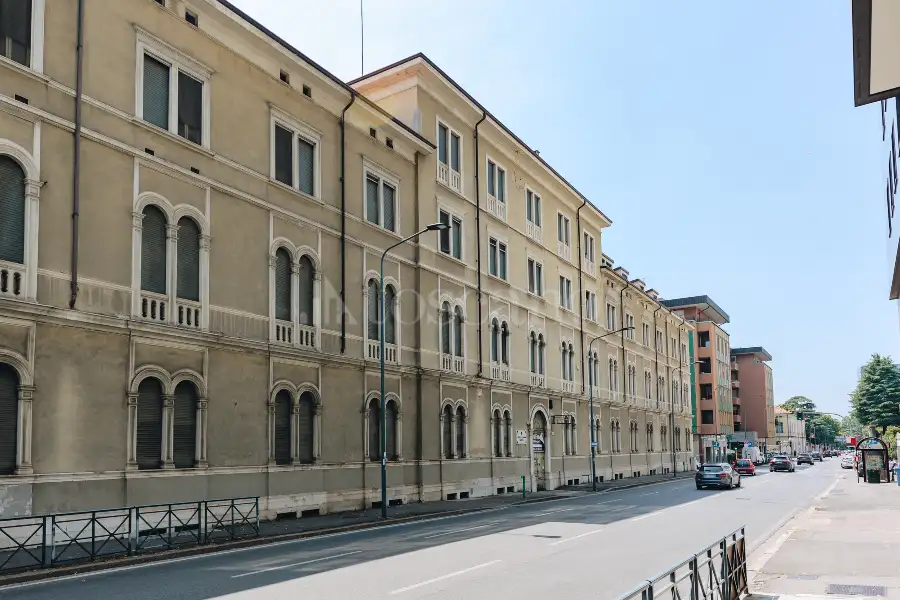 Palazzo in vendita di 7.000 mq trattativa riservata (rif. 21/2025)