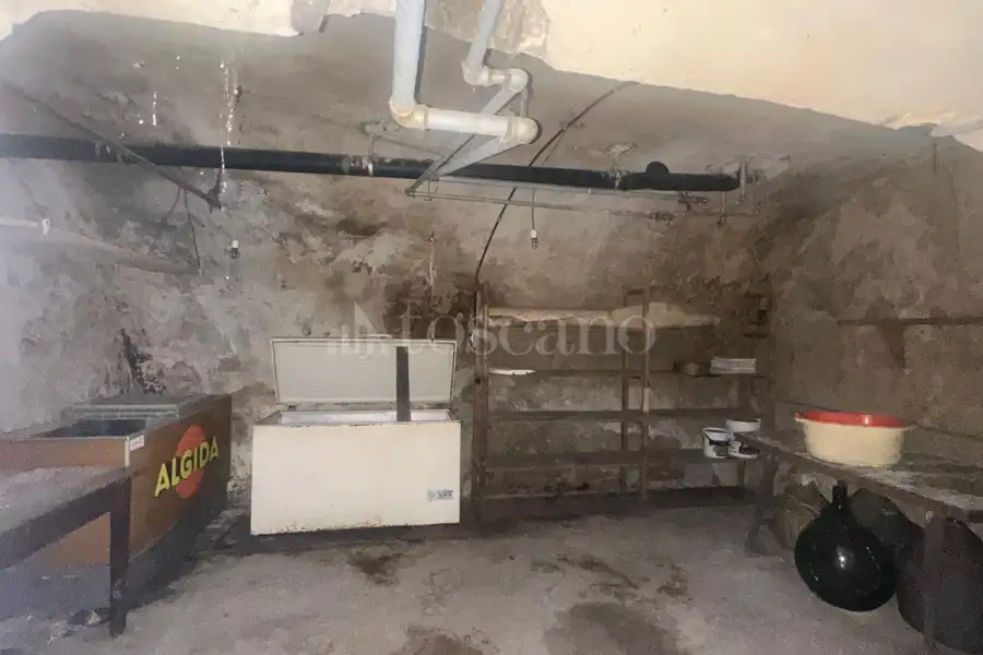 Palazzo in vendita di 330 mq a €300.000 (rif. 3/2026)