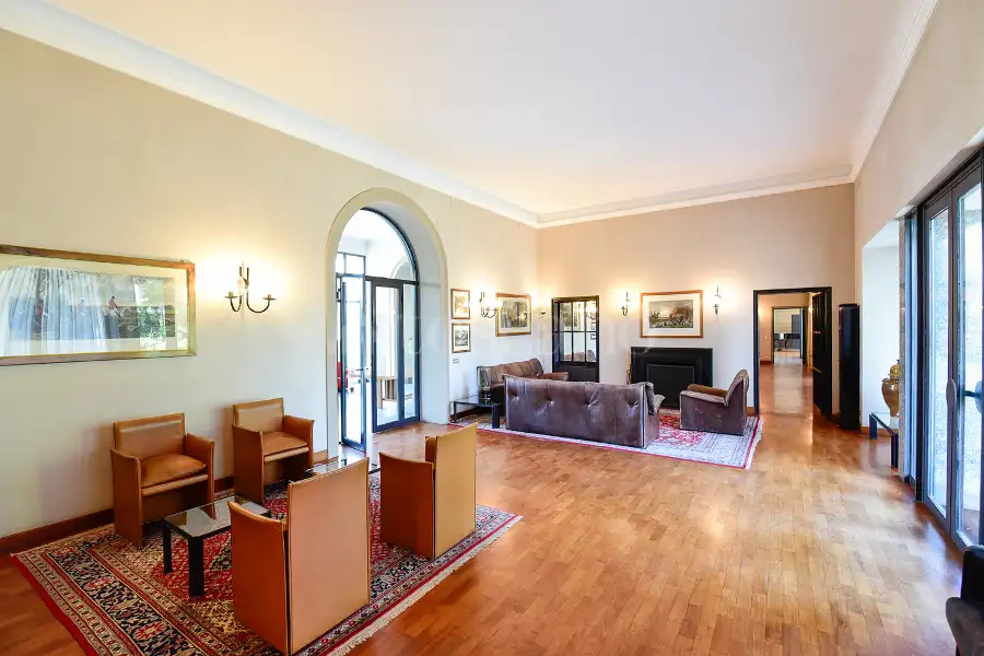 Albergo in vendita di 2.300 mq a €4.500.000 (rif. 39/2026)