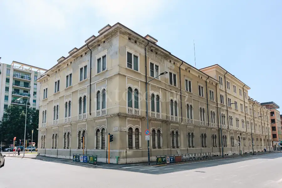 Palazzo in vendita di 7.000 mq trattativa riservata (rif. 21/2025)