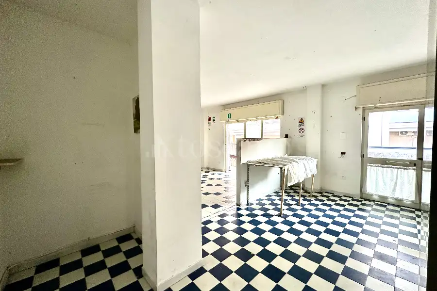 Negozio in affitto di 70 mq a €500 (rif. 14/2026)
