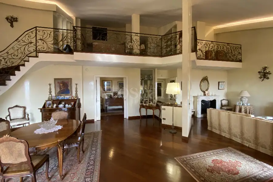 Villa Plurifamiliare in vendita di 850 mq a €899.000 (rif. 5/2026)