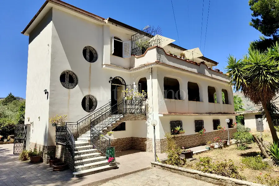 Villa in vendita di 500 mq a €255.000 (rif. 41/2026)