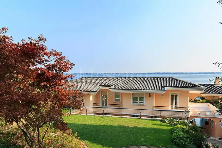 Villa in vendita di 1.300 mq trattativa riservata (rif. 38/2024)