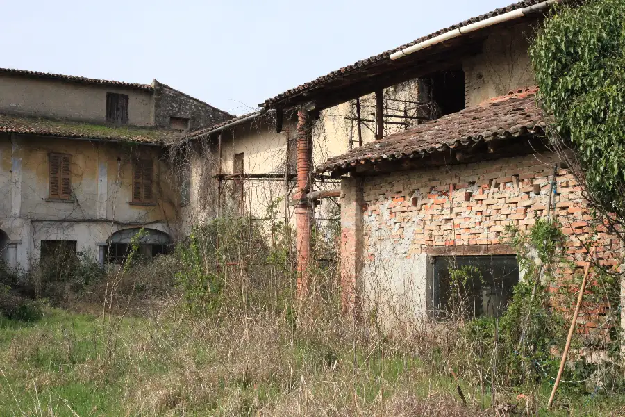 Casale in vendita di 3.000 mq a €850.000 (rif. 5/2026)