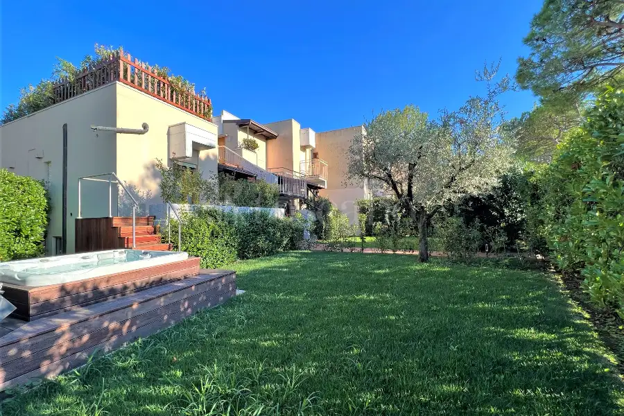 Villino a Schiera in vendita di 300 mq a €2.100.000 (rif. 36/2025)