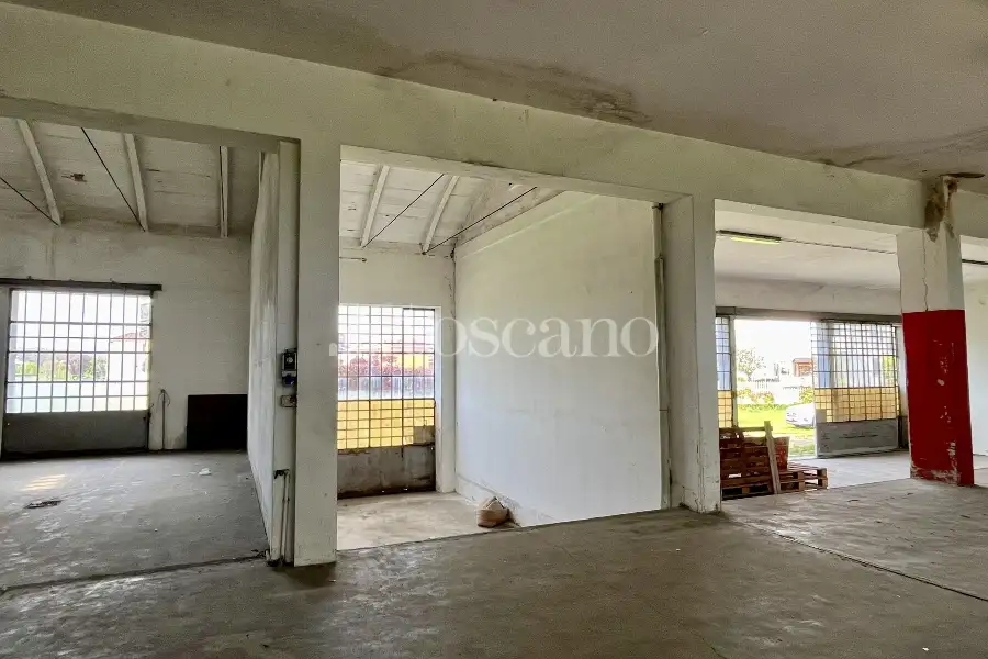 Capannone in vendita di 650 mq a €400,000 (rif. TS0030VE)