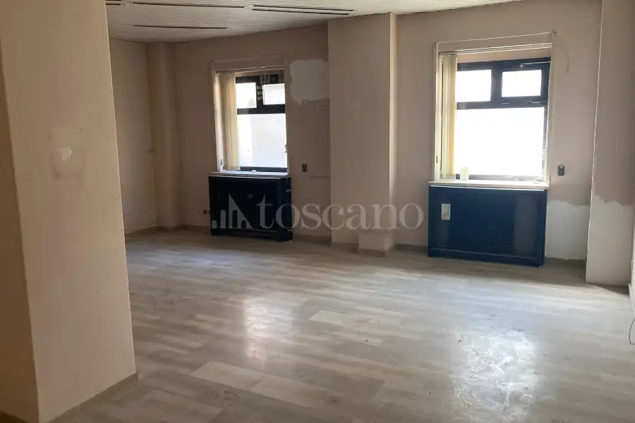 Negozio in affitto di 500 mq a €4.000 (rif. 27/2025)