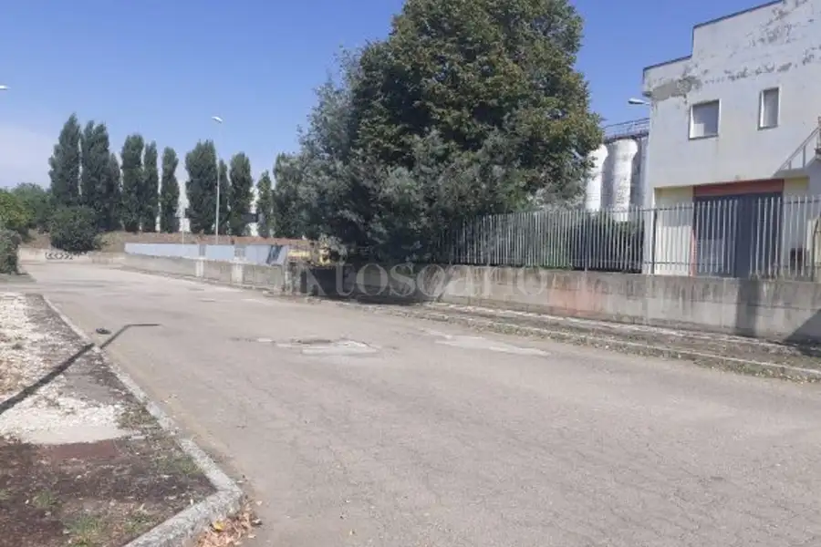 Capannone in affitto di 1.600 mq a €1.500 (rif. 26/2026)