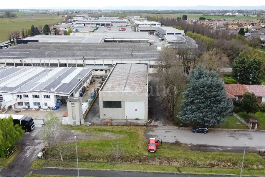Capannone in vendita di 680 mq a €244,000 (rif. BL6090VE)