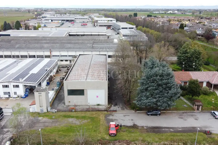 Capannone in vendita di 680 mq a €244,000 (rif. BL6090VE)
