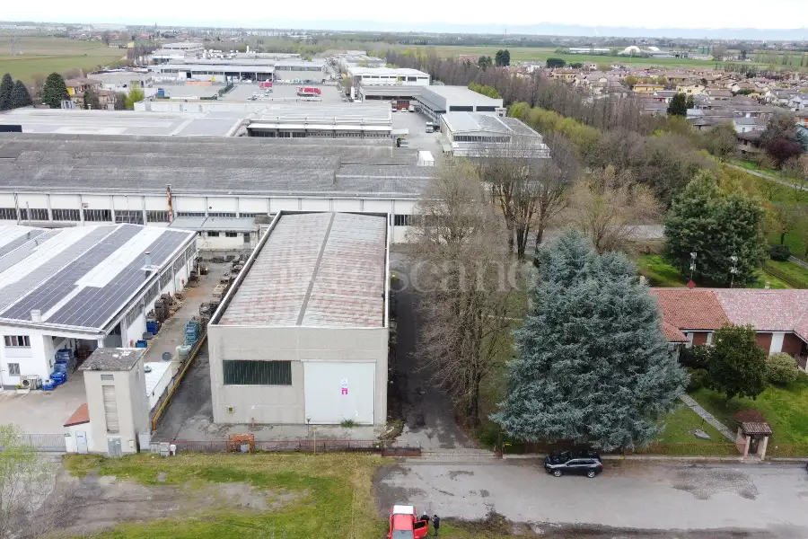 Capannone in vendita di 680 mq a €244,000 (rif. BL6090VE)