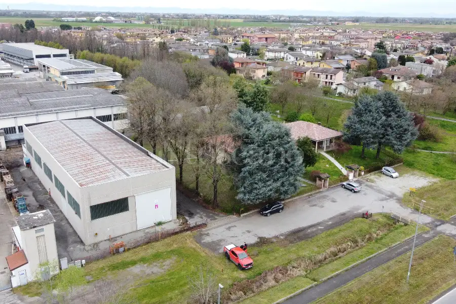 Capannone in vendita di 680 mq a €244,000 (rif. BL6090VE)