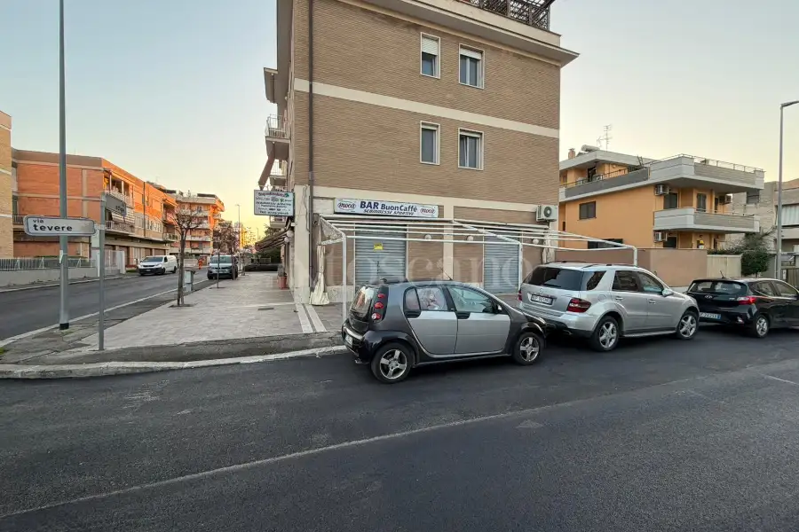 Negozio in affitto di 50 mq a €600 (rif. 116/2025)