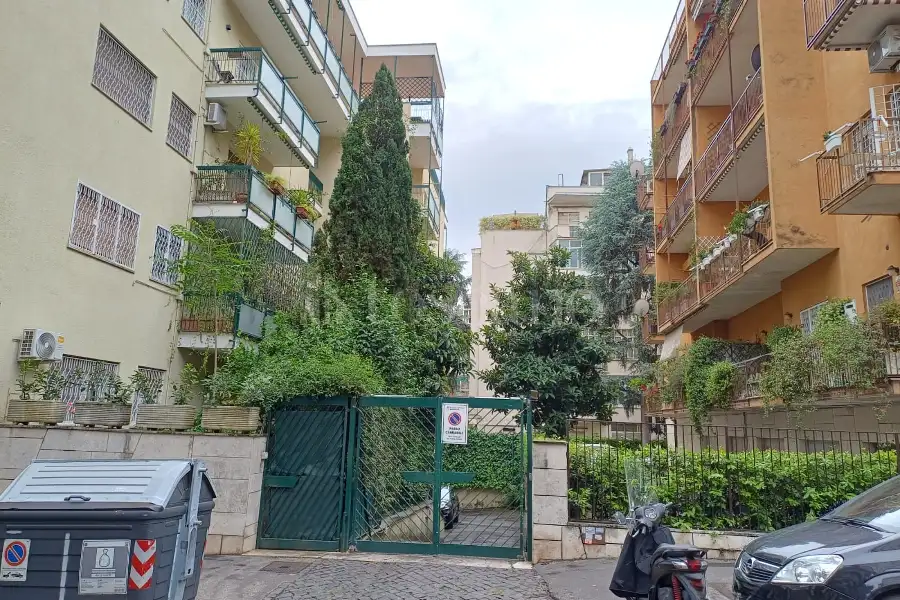 Box in affitto di 18 mq a €230 (rif. 8/2026)
