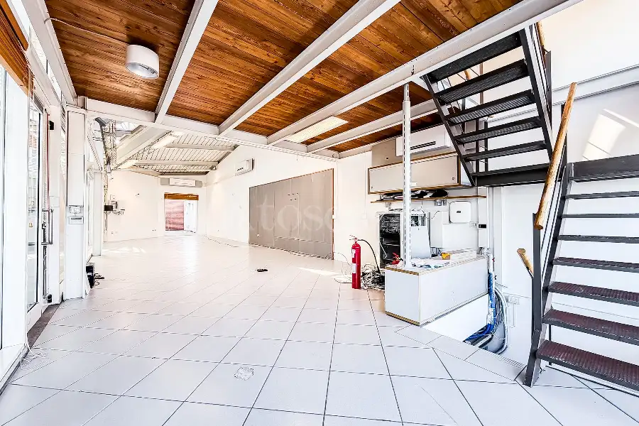 Negozio in vendita di 220 mq a €309.000 (rif. 8/2026)