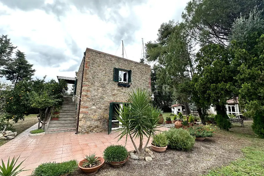 Casale in vendita di 200 mq a €790.000 (rif. 22/2025)