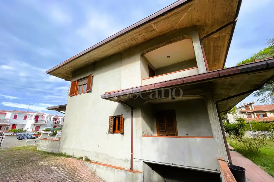 Villa in vendita di 305 mq a €650.000 (rif. 12/2025)