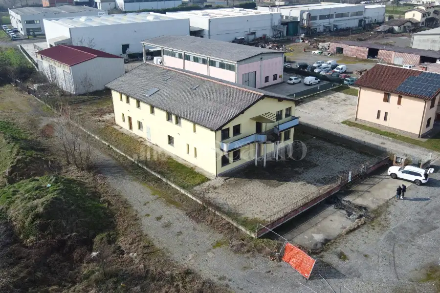 Capannone in vendita di 770 mq a €371,000 (rif. BL6139VE)