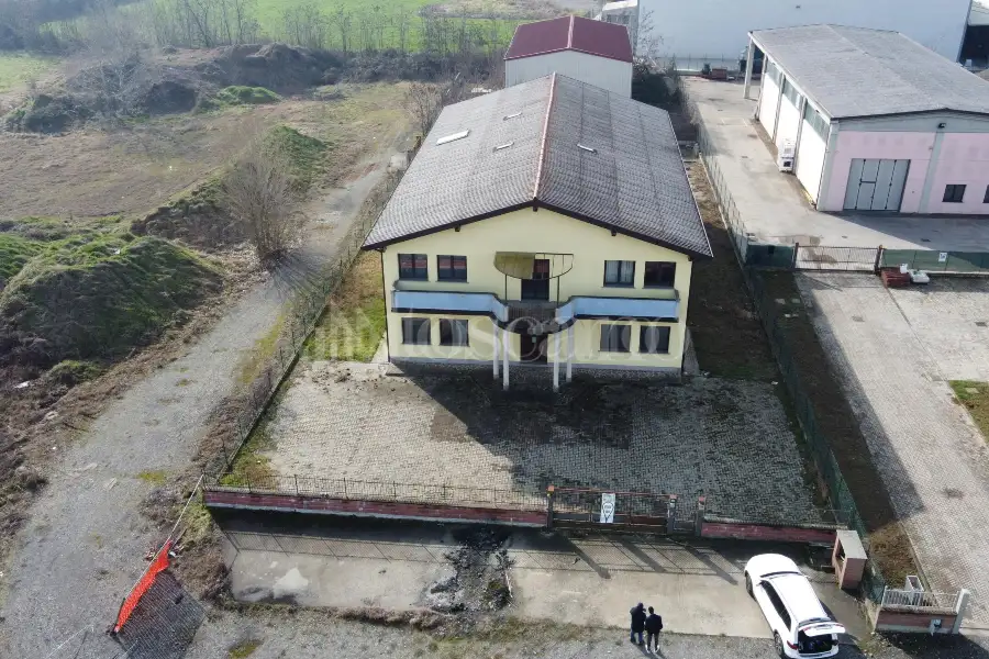 Capannone in vendita di 770 mq a €371,000 (rif. BL6139VE)