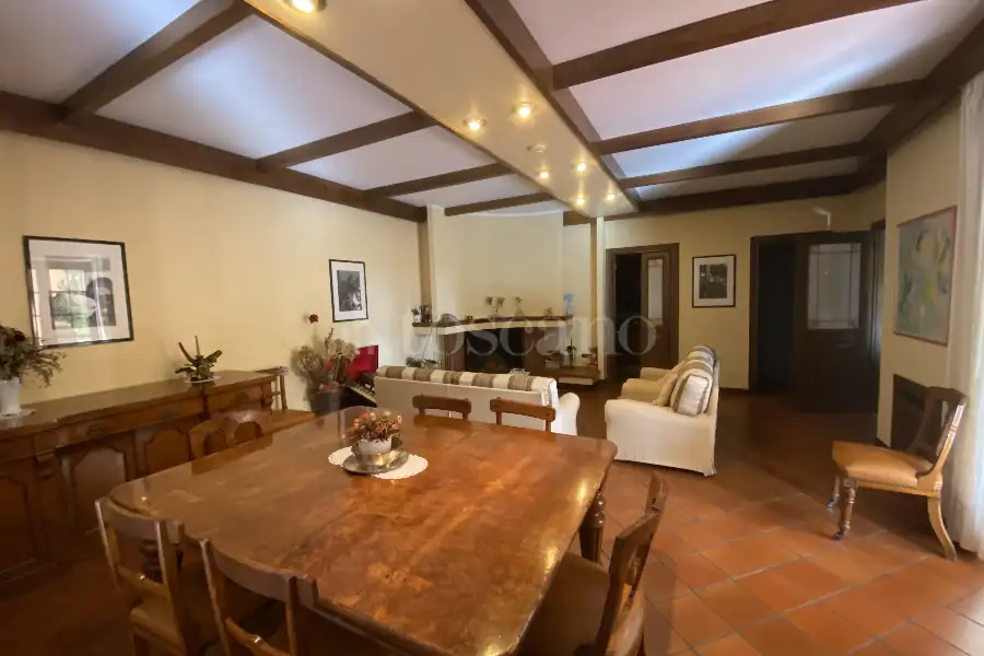 Villa Plurifamiliare in vendita di 850 mq a €899.000 (rif. 5/2026)