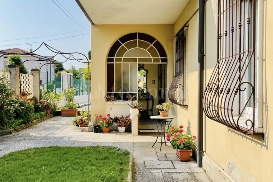 Villa Bifamiliare in vendita di 200 mq a €350.000 (rif. 7/2026)