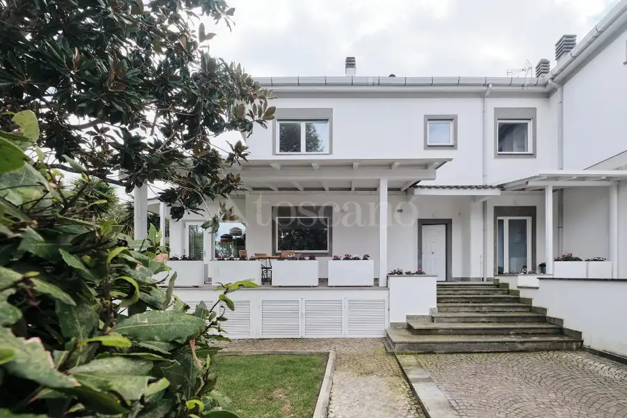 Villa in vendita di 259 mq a €1.100.000 (rif. 2/2026)