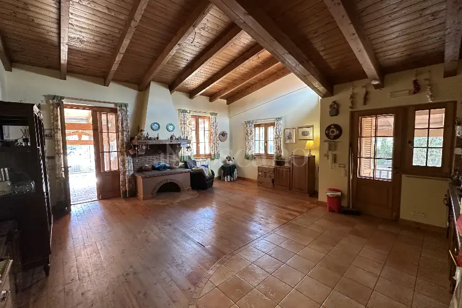 Casale in vendita di 747 mq a €790.000 (rif. 11/2026)