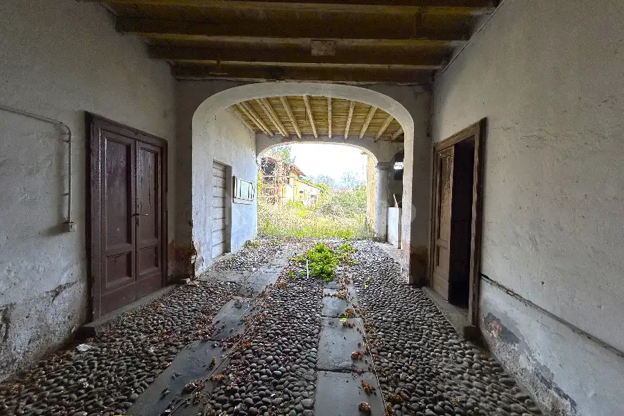 Casale in vendita di 3.000 mq a €850.000 (rif. 5/2026)