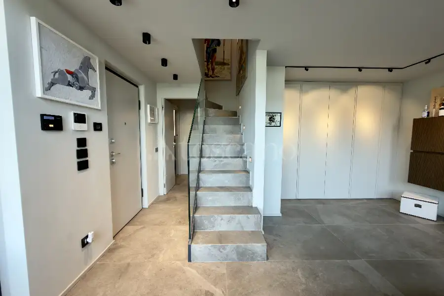 Villa Plurifamiliare in vendita di 120 mq a €760.000 (rif. 33/2026)