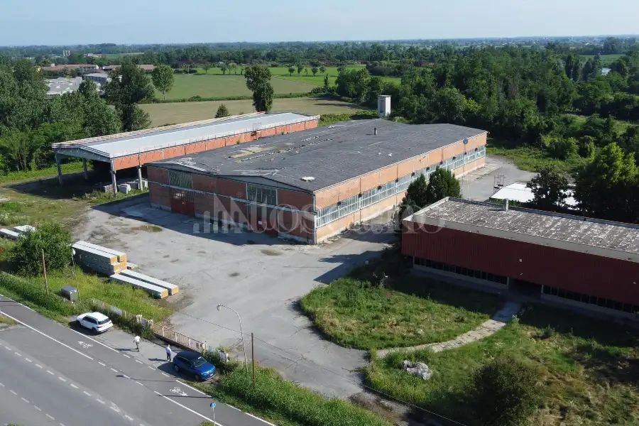 Capannone in vendita di 4200 mq a €8,000 (rif. TS0041AF)