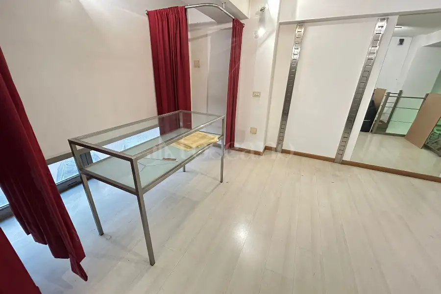Negozio in affitto di 70 mq a €2.500 (rif. 1/2025)