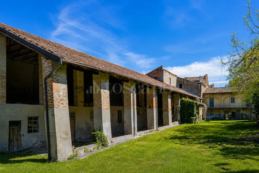 Casale in vendita di 1.000 mq a €1.150.000 (rif. 5/2026)