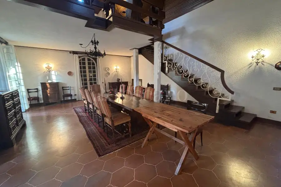 Villa Plurifamiliare in vendita di 370 mq a €1.200.000 (rif. 43/2025)