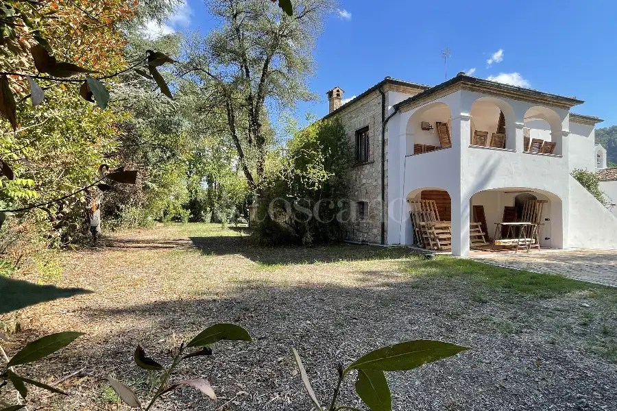 Villa Plurifamiliare in vendita di 25.000 mq a €650.000 (rif. 24/2024)