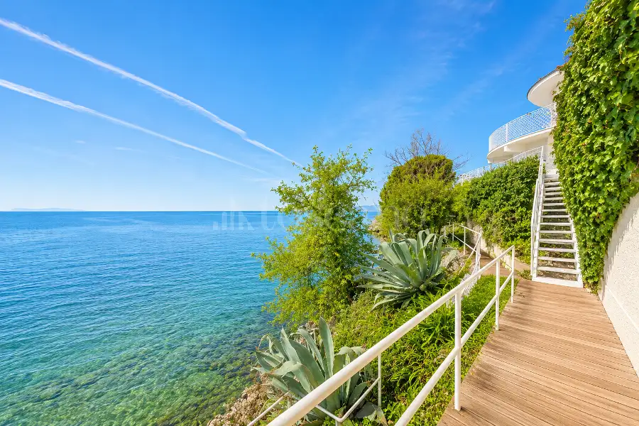 Villa in vendita di 450 mq a €4.500.000 (rif. 24/2025)