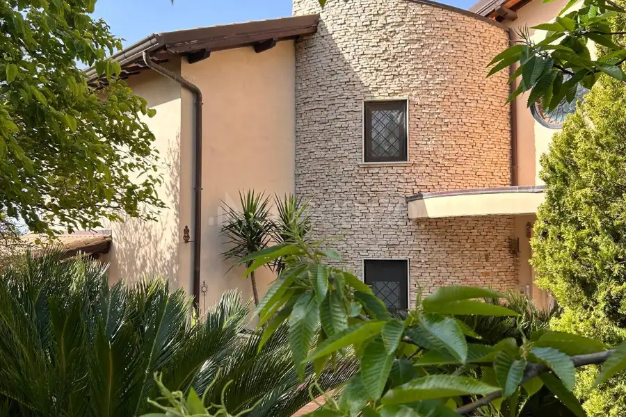 Villa in vendita di 650 mq a €998.000 (rif. 10/2024)