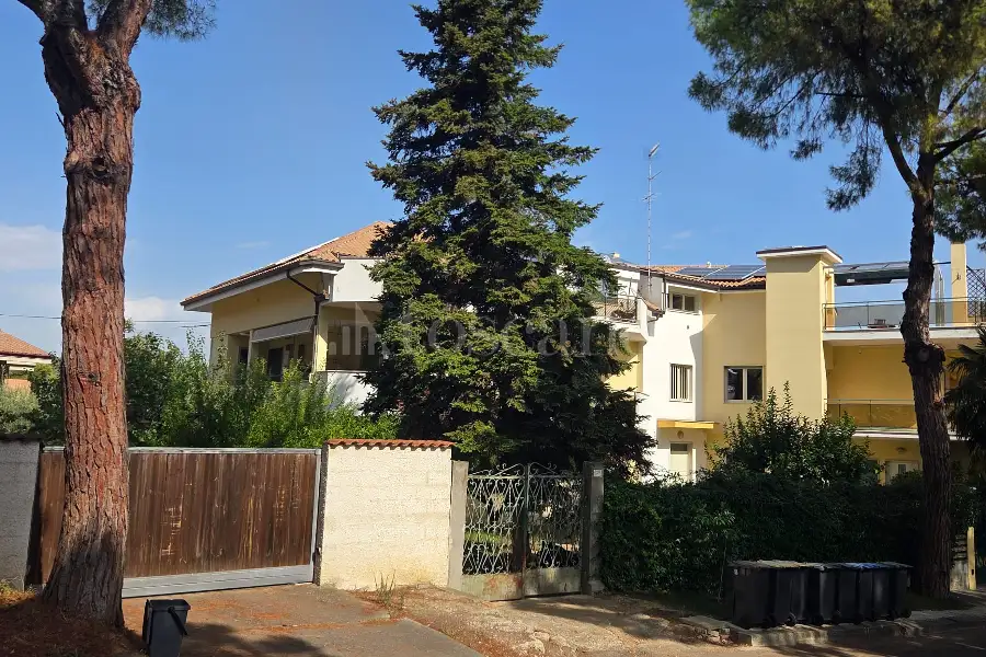 Villa Plurifamiliare in vendita di 575 mq a €580.000 (rif. 33/2026)