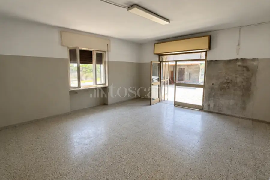 Negozio in vendita di 350 mq a €355.000 (rif. 23/2026)