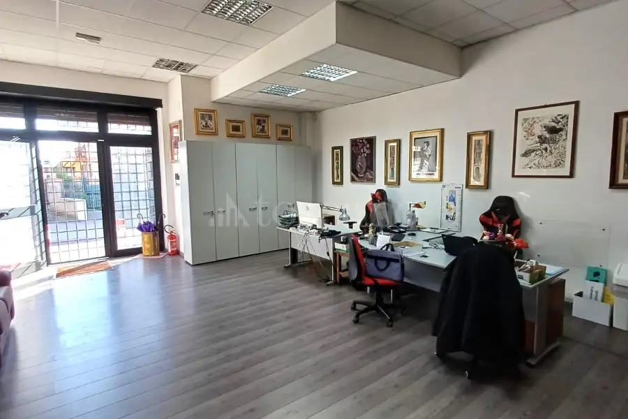 Negozio in affitto di 86 mq a €900 (rif. 2/2026)