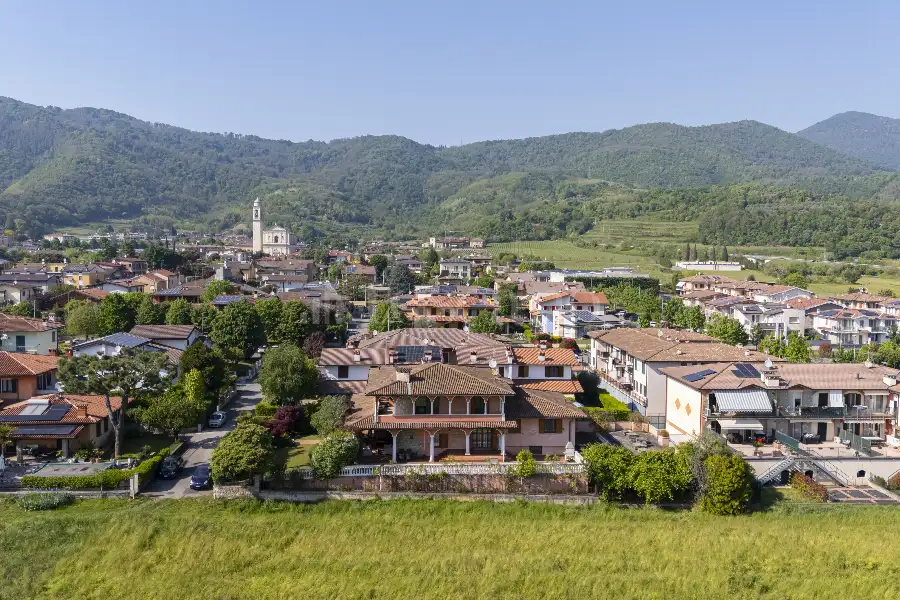 Villa in vendita di 645 mq a €960.000 (rif. 21/2026)