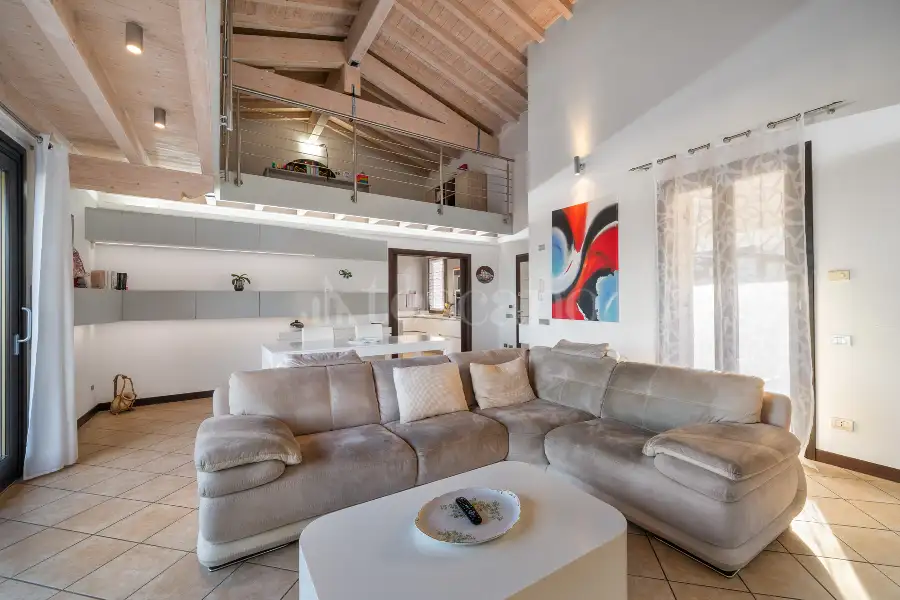 Villa in vendita di 350 mq a €980.000 (rif. 70/2025)