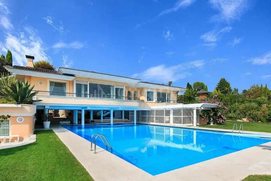 Villa in vendita di 1.300 mq trattativa riservata (rif. 38/2024)