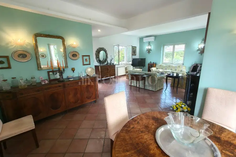 Villa in vendita di 300 mq a €845.000 (rif. 49/2026)